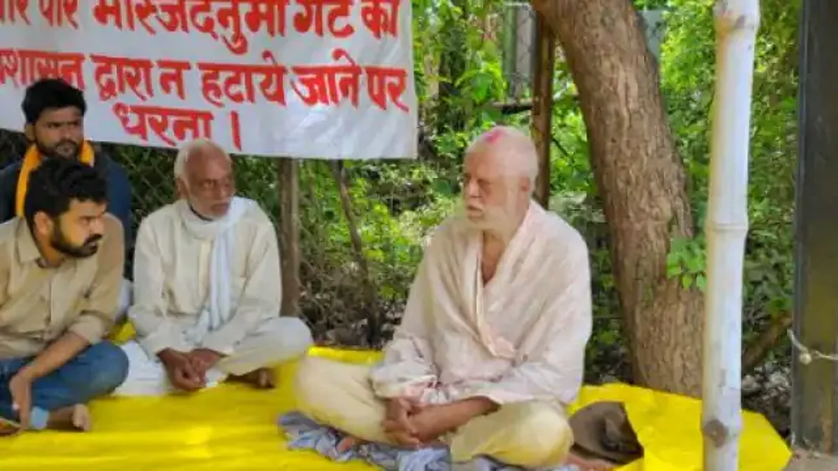 प्रतापगढ़: बाहुबली नेता राजा भैया के पिता अपने समर्थकों के साथ धरने पर बैठे, जाने क्या है वजह
