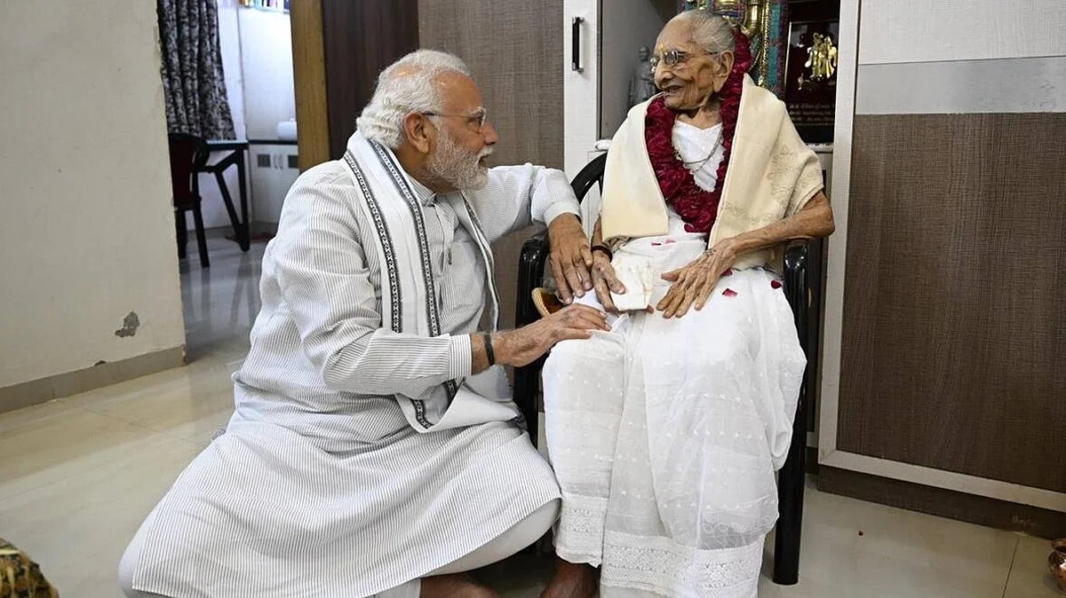 PM Modi Gujarat Visit: गुजरात दौरे पर अपनी मां से मिले पीएम नरेंद्र मोदी, आधा घंटा बिताया साथ