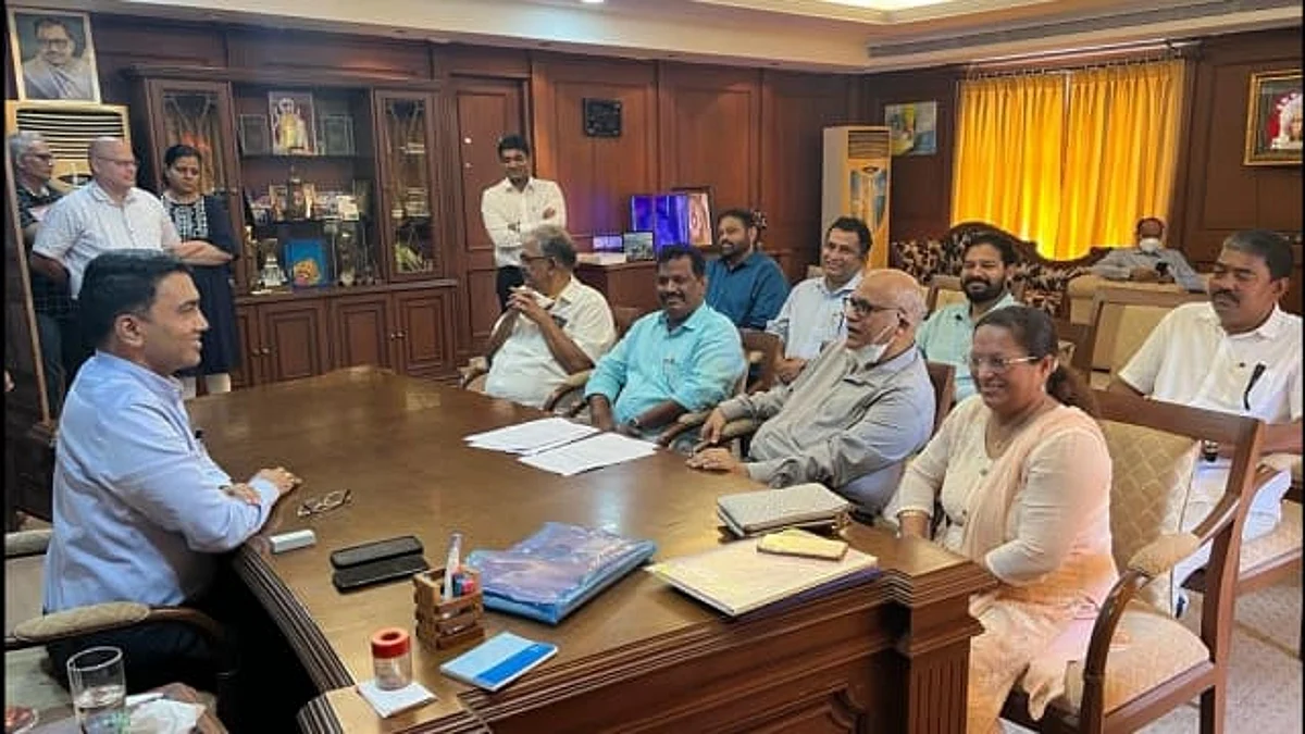 गोवा में कांग्रेस को बड़ा झटका, पूर्व सीएम समेत 8 विधायक बीजेपी में शामिल