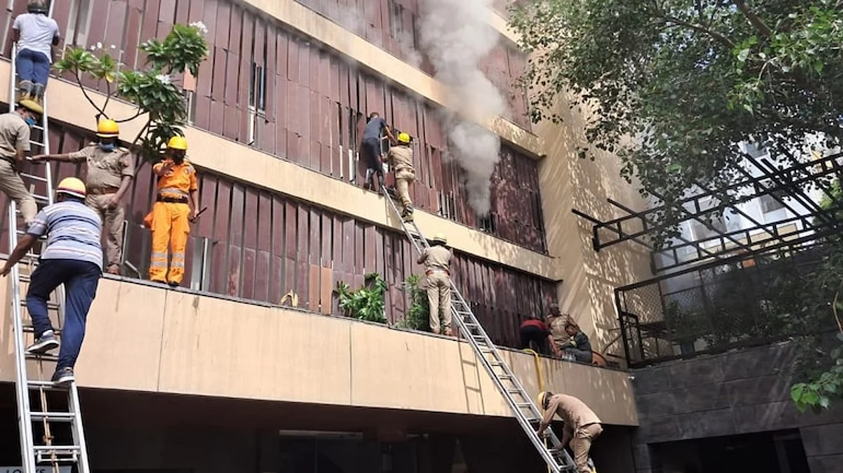 Levana Hotel Fire Case: लखनऊ के लेवाना होटल अग्निकांड में योगी सरकार का बड़ा एक्शन, पांच विभागों के 15 अफसर निलंबित
