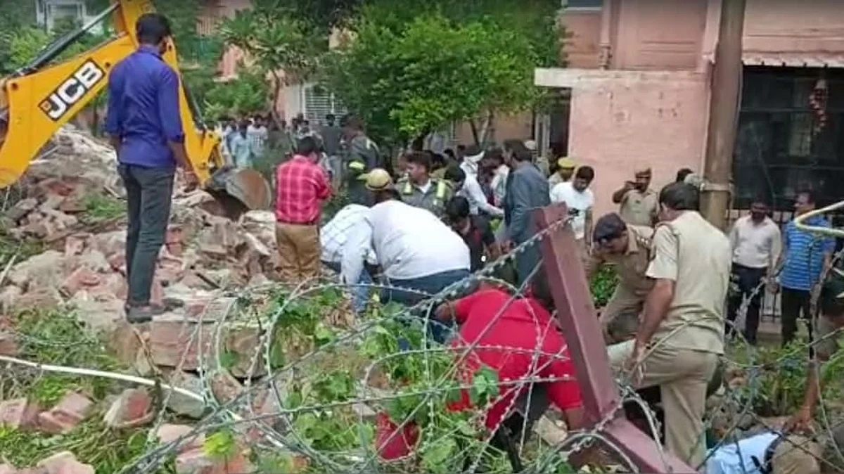 नोएडा: सेक्टर 21 में बड़ा दर्दनाक हादसा, निर्माणाधीन दीवार गिरने से पांच मजदूरों की मौत; मलबे में दबे कई लोग