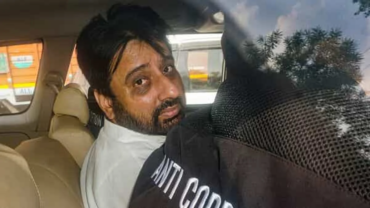 अमानतुल्ला खान के समर्थकों ने छापमारी के दौरान ACB अधिकारी के साथ की मारपीट, वीडियो वायरल