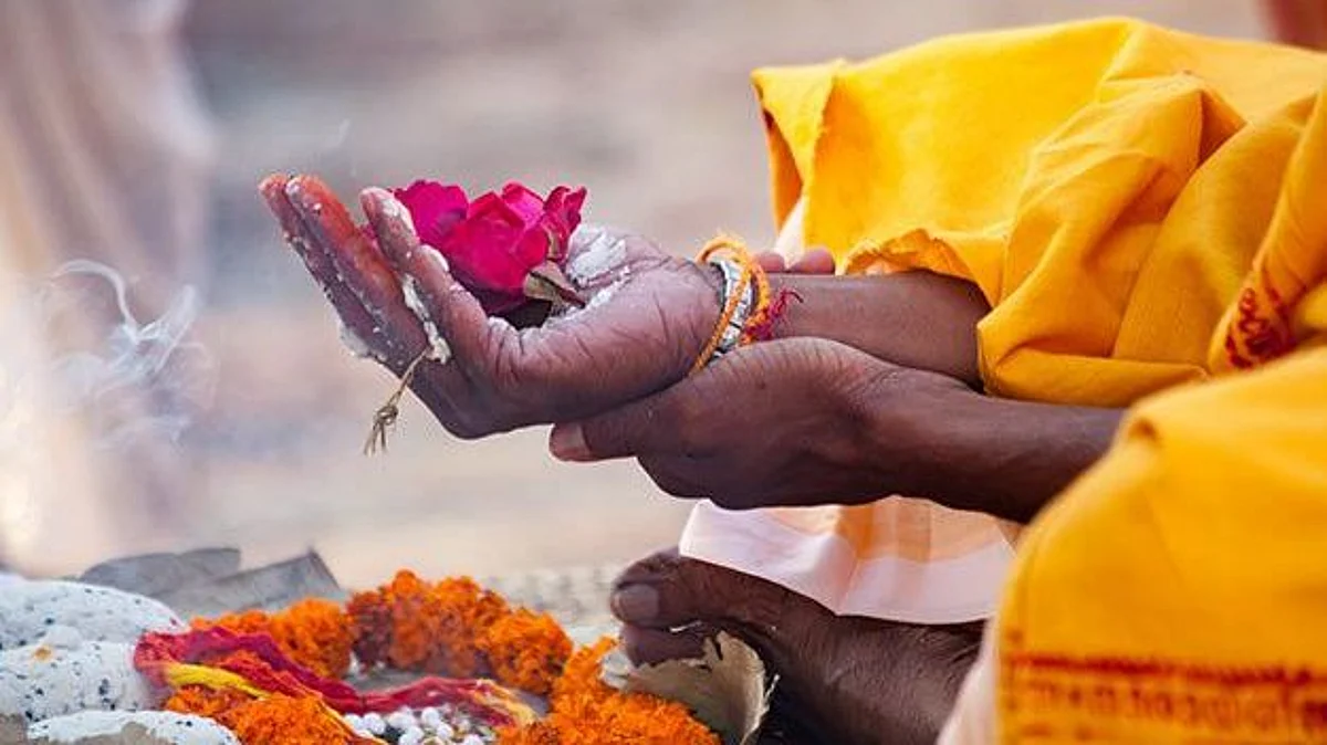 Pitra Dosh: पितृ दोष क्या है? जानें लक्षण, दूर करने के उपाय और पितृ पूजा से जुड़ी जरूरी बातें