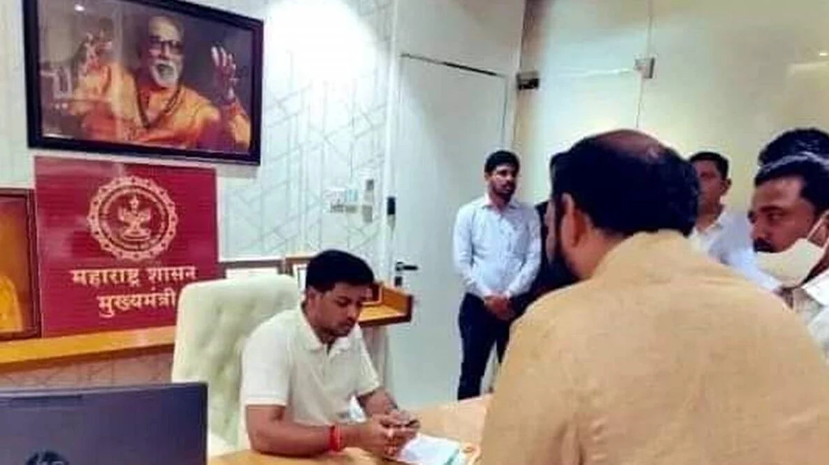 महाराष्ट्र मुख्यमंत्री की कुर्सी पर बैठे दिखे एकनाथ शिंदे के बेटे! तिलमिला उठा उद्धव खेमा; पढ़ें पूरा मामला