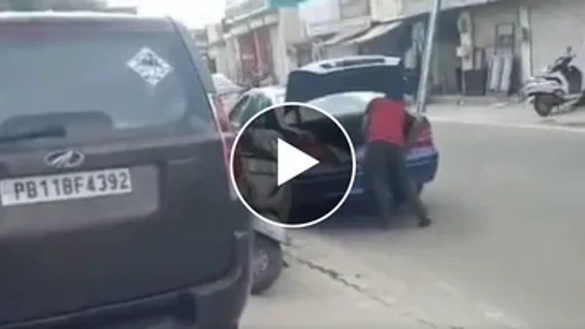 VIDEO: सस्ता राशन लेने Mercedes से पहुंचा शख्स, जिसने भी देखा देखता रह गया