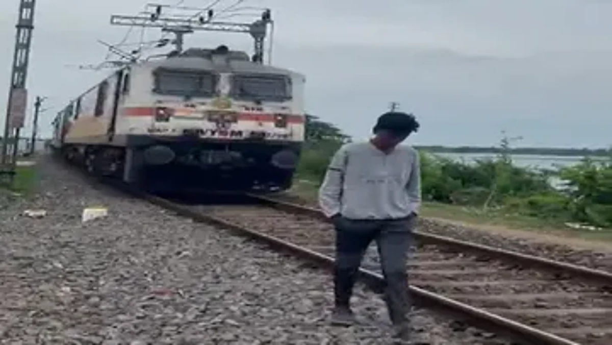 Video: तेलंगाना में रेलवे ट्रैक के पास इंस्टाग्राम रील बनाना युवक को पड़ा भारी, पहुंच गए अस्पताल