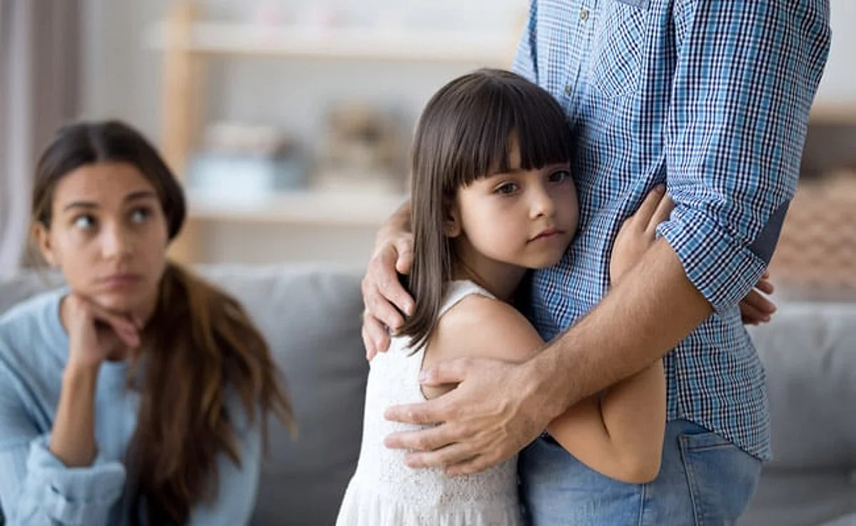 Parenting Tips: बच्चे के संकोची स्वभाव से हैं परेशान, तो इन तरीकों से बनाएं उसे सोशली एक्टिव