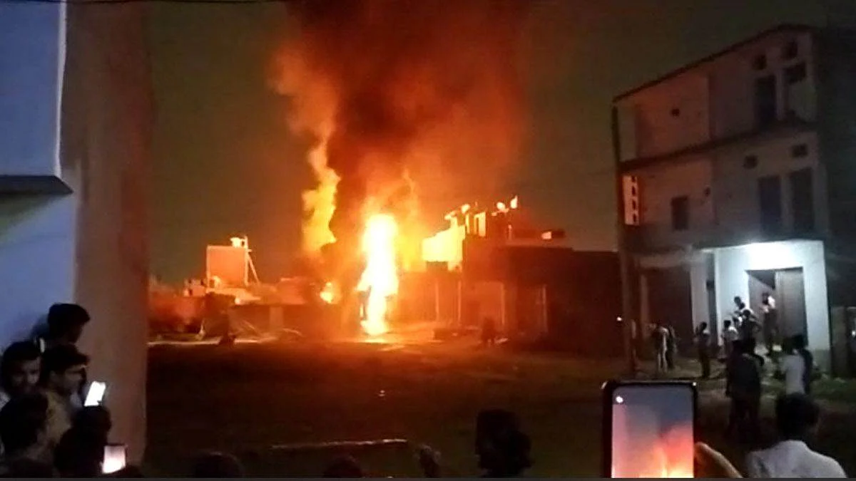 लखनऊ: अवैध फैक्ट्री में लगी भीषण आग, केमिकल के ड्रम फटने से जिंदा जला मजदूर