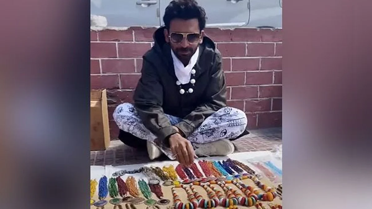 Sunil Grover ने बीच सड़क पर लगाई ज्वेलरी की दुकान, देखें मजेदार वीडियो