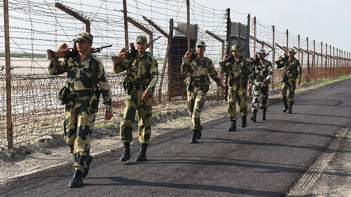 भारतीय सीमा पर गलती से पहुंचे पाकिस्तान के दो नागरिक BSF ने लौटाए
