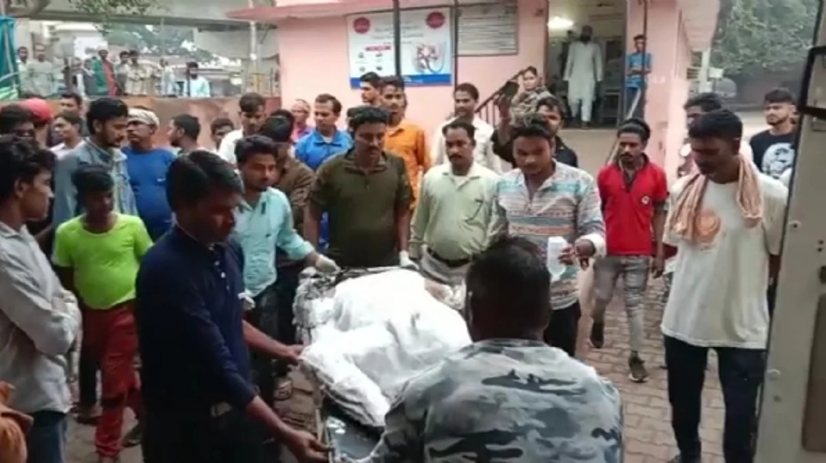 हाथरस: नगर पालिका की कूड़ा उठाने वाली गाड़ी में लगी आग, सफाई कर्मी झुलसा