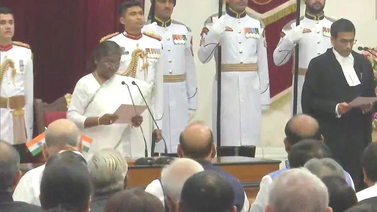 जस्टिस चंद्रचूड़ बने देश के 50वें मुख्य न्यायाधीश, राष्ट्रपति मुर्मू ने दिलाई शपथ