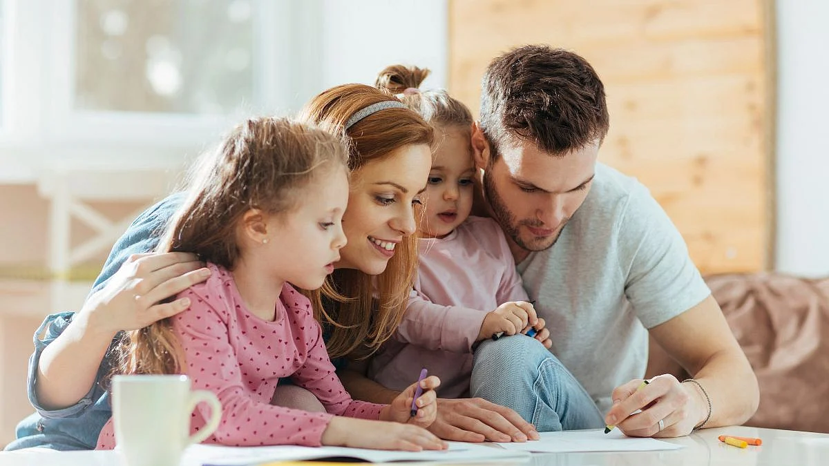 Parenting Tips: पैरेंट्स को बच्चों के सामने नहीं करने चाहिए ये 6 काम, पर्सनैलिटी पर पड़ता है गलत असर
