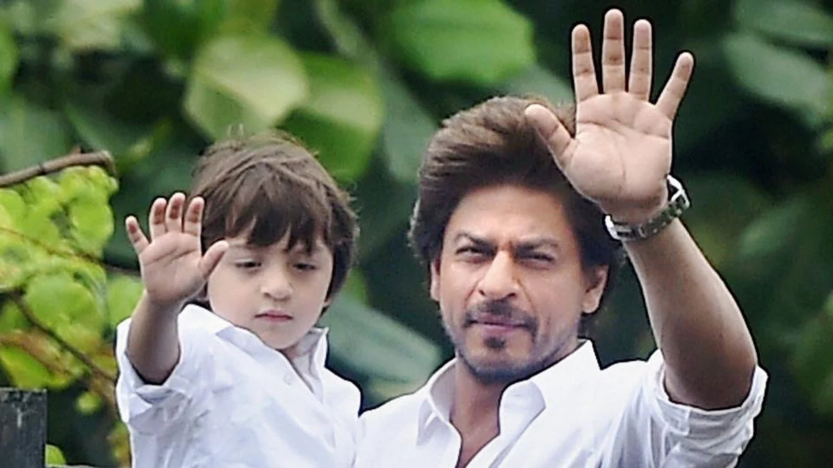 Shah Rukh Khan के स्टारडम के बारे में क्या सोचते हैं छोटे बेटे अबराम, फैन के सवाल पर किंग खान ने दिया जवाब