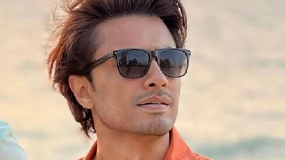 हाथों में नेल पॉलिश लगाकर पाकिस्तानी एक्टर Ali Zafar ने शेयर की फोटो, यूजर्स बोले- अगली बार लहंगा-चूड़ी ट्राई करना
