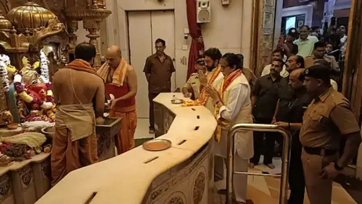 बेटे अभिषेक बच्चन के साथ बिग बी पहुंचे सिद्धिविनायक मंदिर, भगवान गणेश की पूजा-अर्चना