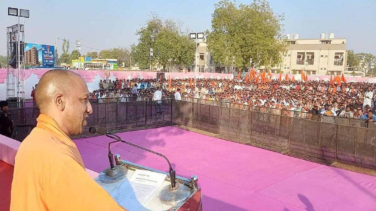 पीएम मोदी के गृह राज्य में गरजे यूपी के मुख्यमंत्री, बोले 'अब गुजरात में दंगा और कर्फ्यू नहीं, विकास होता है'