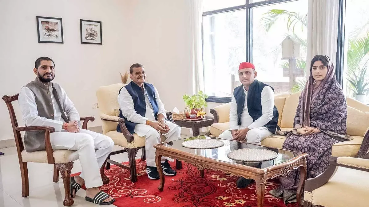 Mainpuri By Election 2022: चाचा को मनाने का दौर जारी, शिवपाल यादव से मिलने पहुंचे अखिलेश