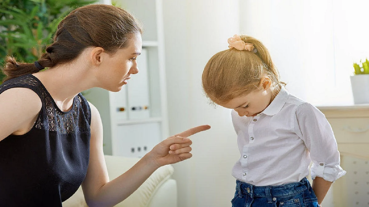 Parenting Tips: ऐसे पहचाने बच्चा गलत रास्ते पर है, माता-पिता तुरंत हो जाएं सावधान