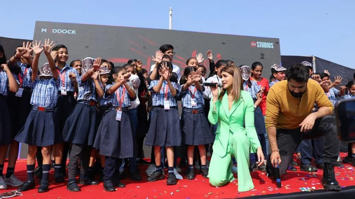 फिल्म 'भेड़िया' का प्रमोशन करने इंदौर पहुंचे वरुण धवन और कृति सेनन, अभिनेता बोले 'यह शहर मेरे लिए खास है'