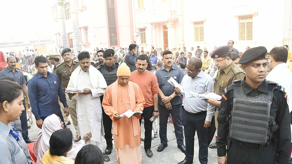 CM Janta Darshan: गोरखपुर में फरियादियों के बीच बोले सीएम योगी, ''मत करें चिंता, हल होंगी सबकी समस्याएं''