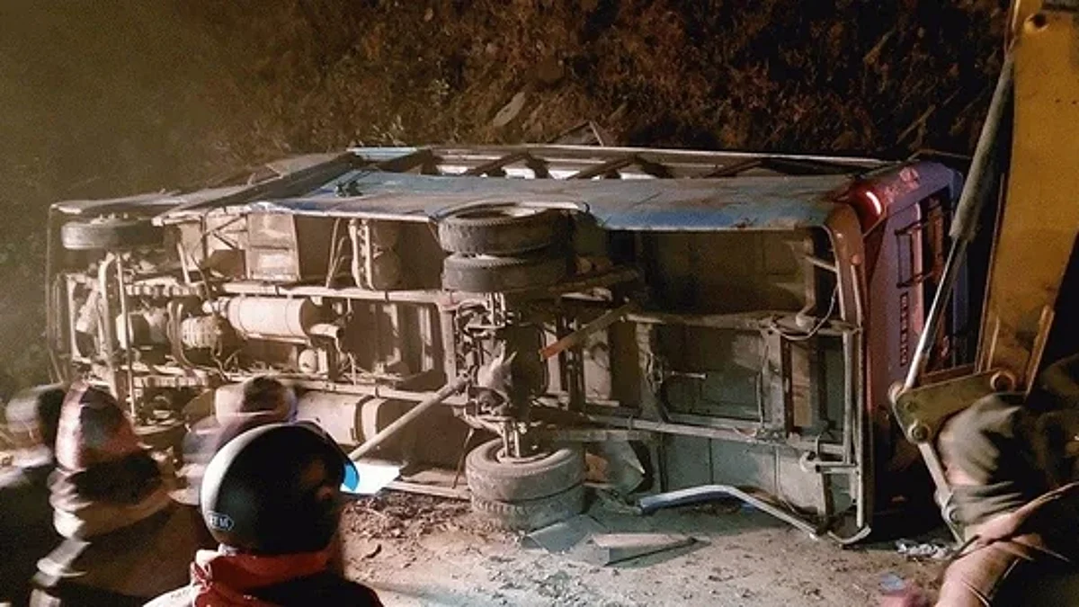 Nepal Accident: नेपाल में भीषण सड़क हादसा, बस पलटने से 17 लोगों की मौत, कई घायल