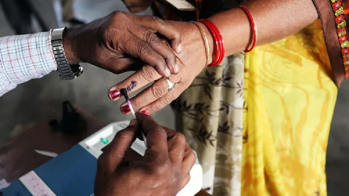 Bypolls Election: मैनपुरी में दोपहर 3 बजे तक 43.93, खतौली में 40.20 और रामपुर में 26.32 फीसदी मतदान
