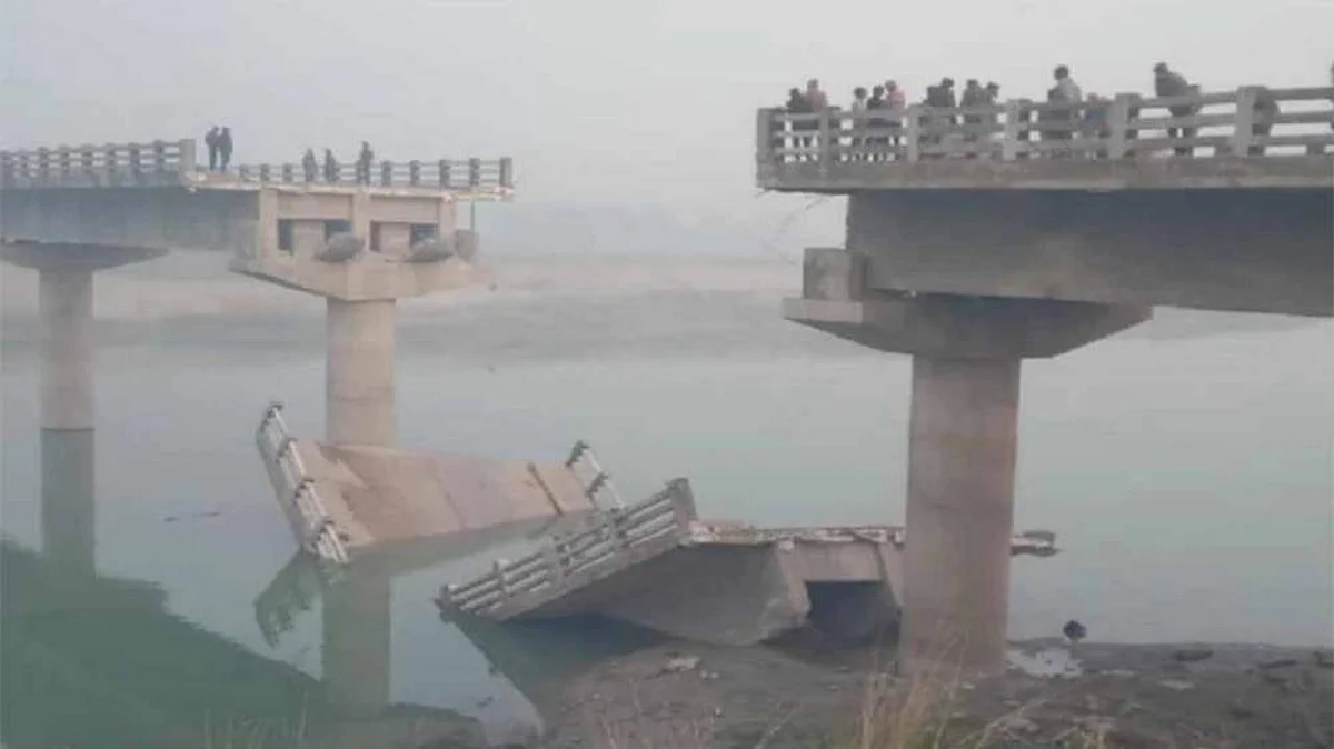 बिहार: जहरीली शराब का मामला थमा नहीं कि उद्घाटन से पहले ही ढह गया 13 करोड़ का ओवर ब्रिज