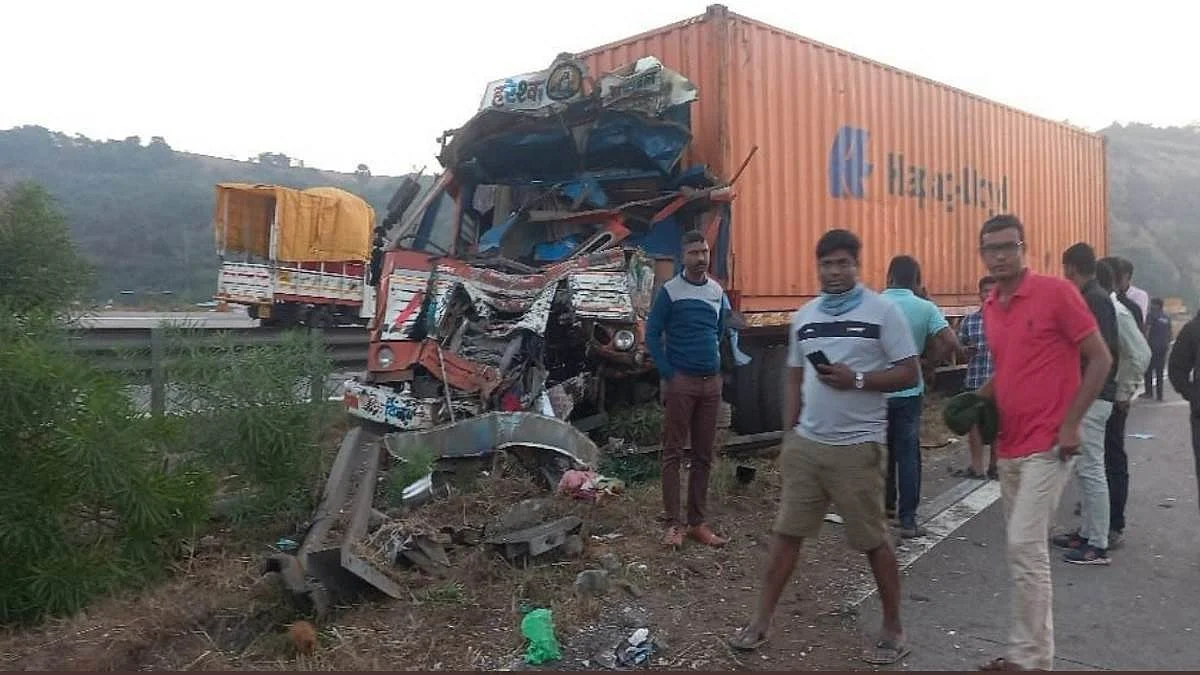 महाराष्ट्र के रायगढ़ में यात्री बस व कंटेनर के बीच जोरदार टक्कर, 1 की मौत, 10 घायल