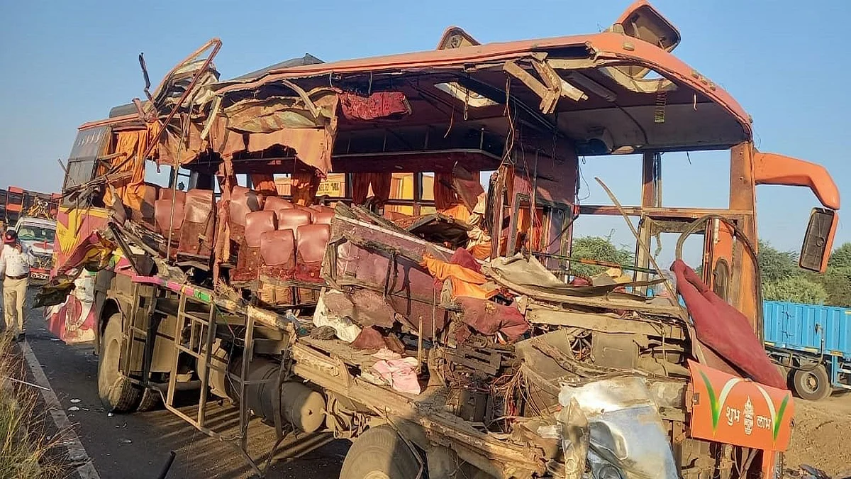 सिन्नर-शिरडी हाईवे पर तड़के हुआ भीषण हादसा, 10 साईं श्रद्धालुओं की मौत और 12 गंभीर रूप से घायल