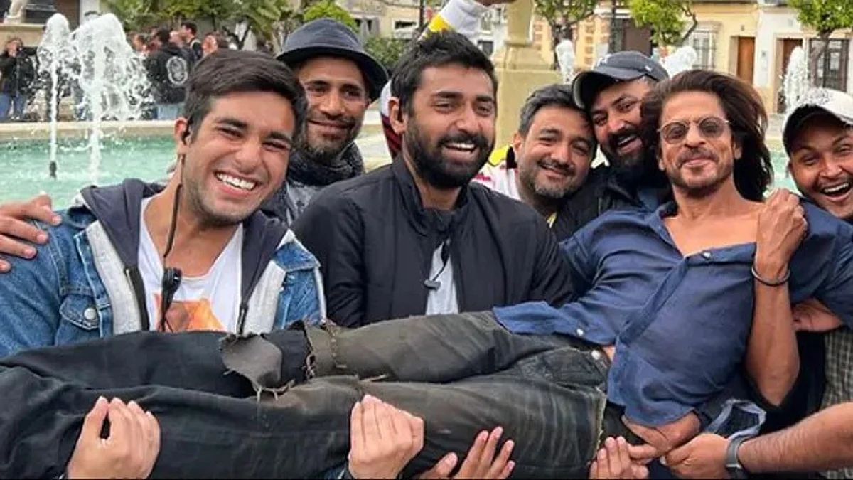 Pathaan के सेट से Shah Rukh Khan की अनदेखी तस्वीर आई सामने, एक्टर को गोद में उठाए दिखी फिल्म की टीम