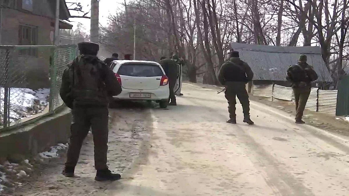 Budgam Encounter: बडगाम में सुरक्षाबलों और आतंकवादियों के बीच मुठभेड़, दो दहशतगर्दों को मार गिराया