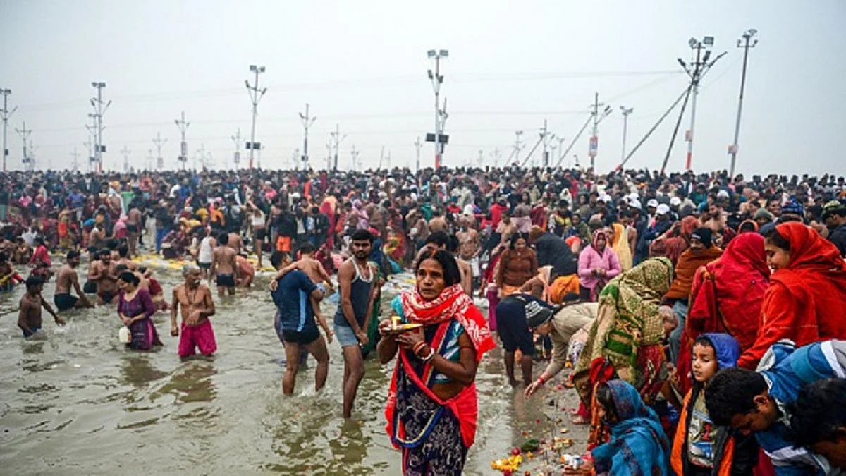 Makar Sankranti: देशभर में धूमधाम से मनाया जा रहा मकर संक्रांति का त्योहार, श्रद्धालुओं ने लगाई आस्था की डुबकी